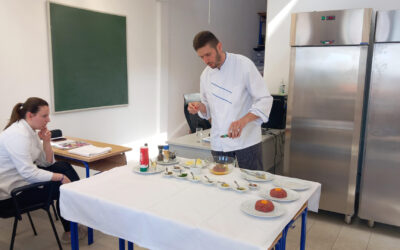 Praktična nastava pripremanja Tatarskog Bifteka pred stolom gosta